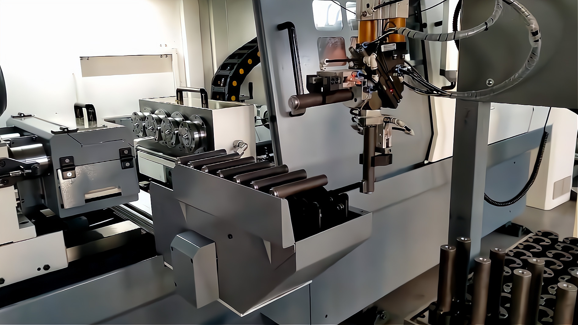 ZK2115×4B/500A 深孔鉆床配置桁架機(jī)械手，加工手槍槍管單機(jī)自動(dòng)化